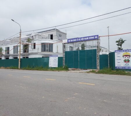 Bán đất mặt tiền đường HỒ TÙNG MẬU, cạnh Nhà Ở Xã Hội Vinhome, gần công an tỉnh 200m, gần trục Nguyễn Thị ĐỊnh nối đường tránh Điện Biên Phủ với khu Vincom Shophouse. Bán kính 500m đến công viên Cọ Dầu, 200m Vincom Plaze, cách trường quốc tế Ischool 700m... Một lô mặt tiền duy nhất trên trục đường khá đẹp KĐT Nam Đông Hà... Chi tiết: - Diện tích: 8x19m. - Hướng Nam. - Đường 15m Giá bán liên hệ SDT/Zalo: 0916789311 em Đắc.